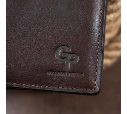 Вертикальне глянсове портмоне з накладною монетницьою GRANDE PELLE 11330 Шоколадне
